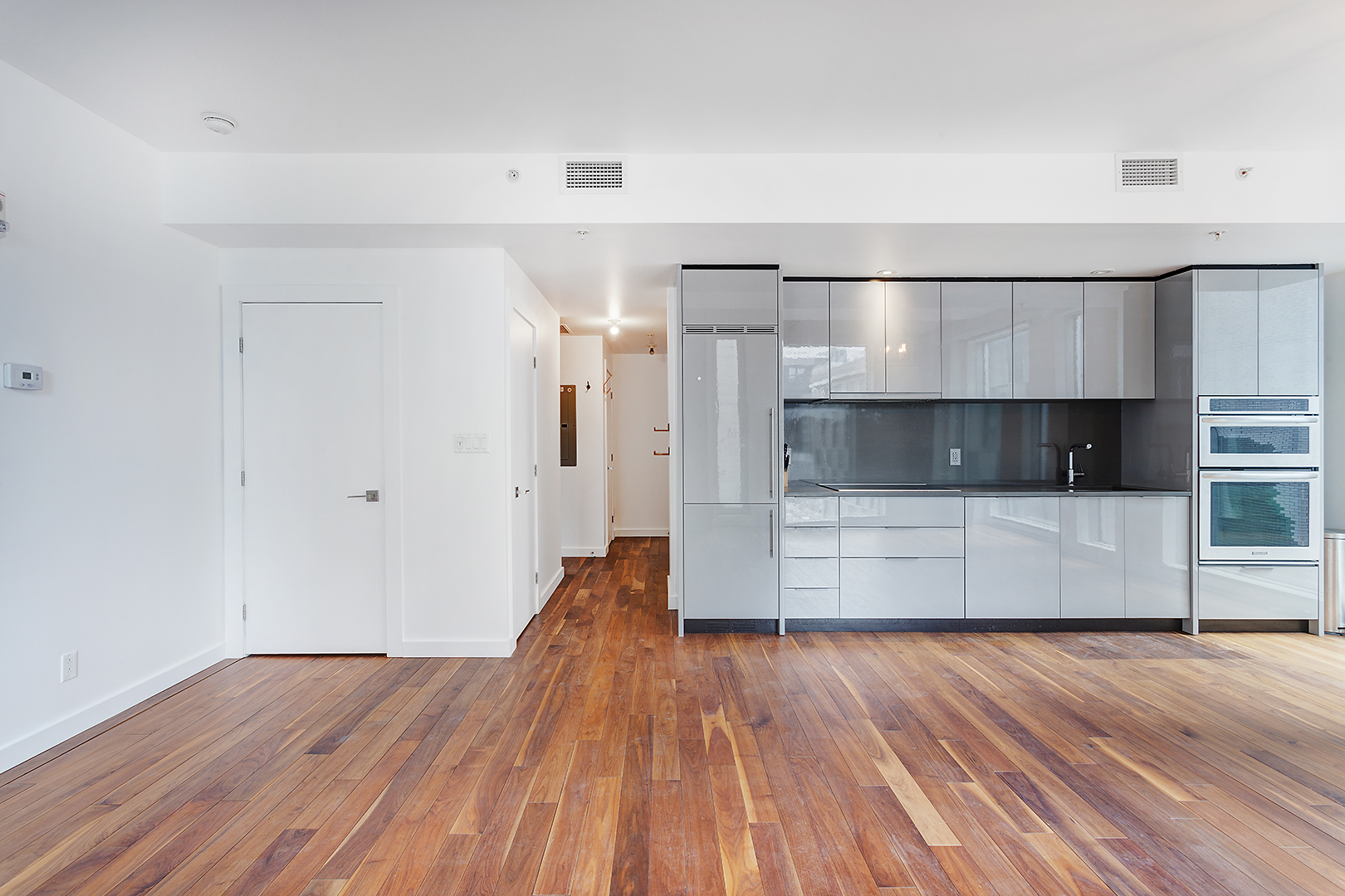 Le 801 — Hallway and entrance